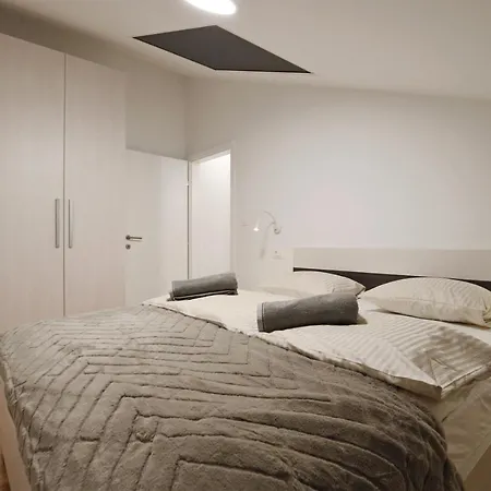 L Apartment *